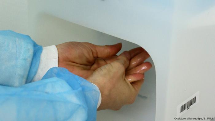 A hospital worker using alcohol based hand disinfectant (picture-alliance/dpa/S. Pilick)