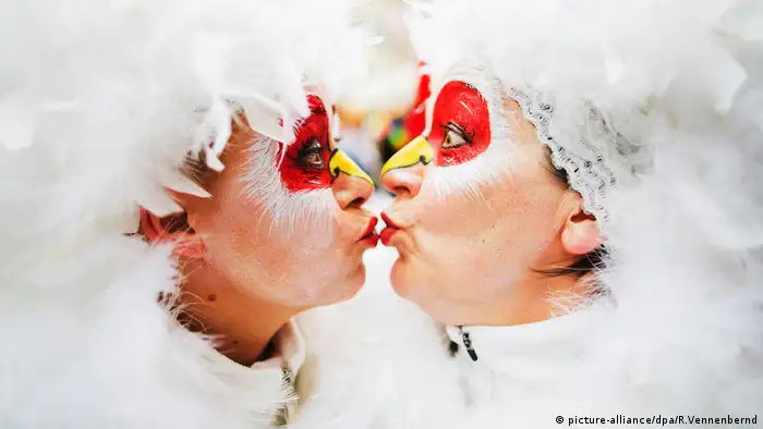 Weiberfastnacht Köln Karneval (picture-alliance/dpa/R.Vennenbernd)