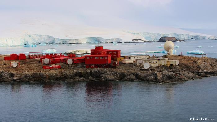 La base chilena Bernardo O’Higgins, a pocos metros del centro de investigación polar alemán.
