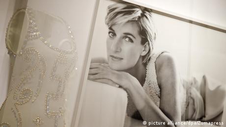 Ausstellungsobjekt Versace-Kleid in Diana Her Fashion Story, London (picture alliance/dpa/Zumapress)