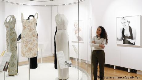 Besucherin vor einem Kleid von Prinzessin Diana in der Ausstellung Diana Her Fashion Story, London (picture alliance/dpa/H.Yan)