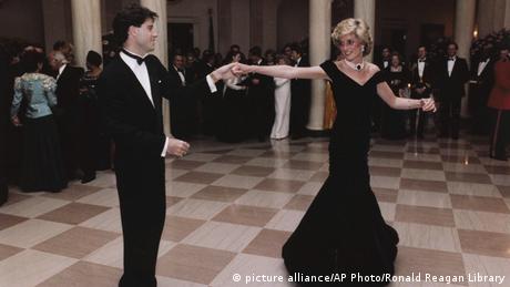 Prinzessin Diana tanzt mit John Travolta im Weißen Haus (picture alliance/AP Photo/Ronald Reagan Library)