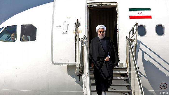 Die konservativen Politiker werfen de Regierung von Hassan Rohani vor, die Lage nicht unter Kontrolle zu haben. Rohani wiederum macht seinen Vorgänger Mahmoud Ahmadinejad für die drohende Katastrophe verantwortlich. Als Präsident hatte Ahmadinejad dem Westen vorgeworfen, die Trockenheiten im Iran verursachen als Teil eines finsteren Plans, um die Islamische Republik zu unterminieren 
