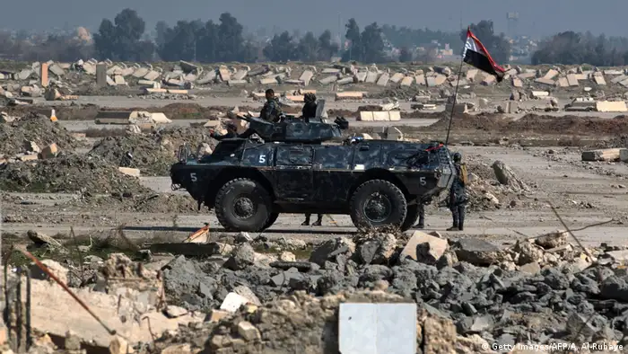 Las tropas iraquíes tomaron hoy el control de la base de Al Gazlani, uno de los principales cuarteles del grupo yihadista Estado Islámico (EI) en el oeste de la ciudad de Mosul (norte). La unidad de fuerzas especiales del Ejército se hizo con la base después de dos días de duros combates con los terroristas. (24.02.2017)