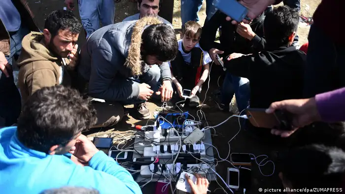 Greichenland Flüchtlinge laden Handys an der Grenze zu Mazedonien