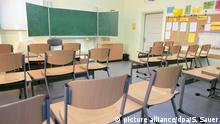 2011 - Tische und Stühle stehen am 11.11.2011 in einem leeren Klassenzimmer an einer Schule in Stralsund. (zu dpa «Bildungsminister gibt Regierungserklärung im Landtag ab» vom 01.02.2017) Foto: Stefan Sauer/dpa-Zentralbild/dpa +++(c) dpa - Bildfunk+++ | Verwendung weltweit