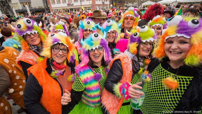 En Weiberfastnacht (día de carnaval de la mujer), las mujeres cortan las corbatas de los hombres y reparten besos generosamente. El carnaval del Rin es colorido, exuberante y muy alegre. Las celebraciones se vuelven políticas en Rosenmontag (Lunes de Carnaval), cuando las carrozas con temas satíricos toman las calles. Todo termina el Miércoles de Ceniza en los bastiones del carnaval alemán.