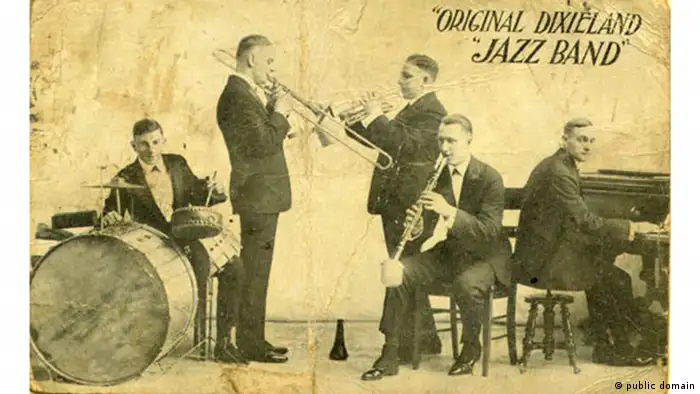 Am 26. Februar 1917 wurde mit ihnen die erste Jazz-Aufnahme gemacht. Zwei Titel waren es: Für die A-Seite der Dixieland Jass Band One-Step und für die B-Seite der Livery Stable Blues. Ein besonderes Ereignis auf dem Musikmarkt und in der Jazzgeschichte. Und auch diese Künstler prägten die Jazz-Geschichte maßgeblich mit: