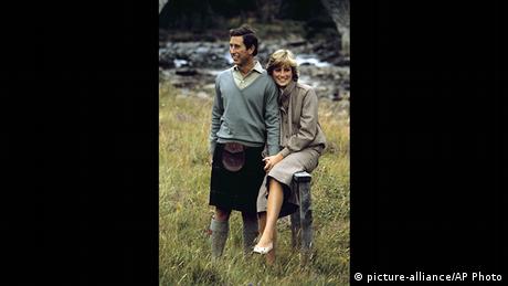 Foto von Prinz Charles (im Kilt) und Prinzessin Diana in Schottland (picture-alliance/AP Photo)