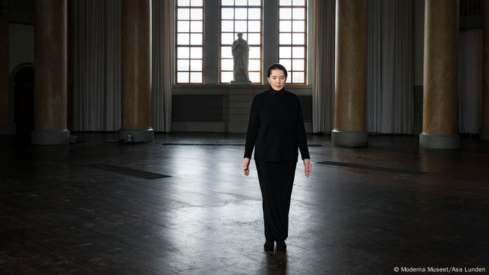 Marina Abramovic steht alleine und mit geschlossenen Augen in einer Säulenhalle (Moderna Museet/Asa Lunden)