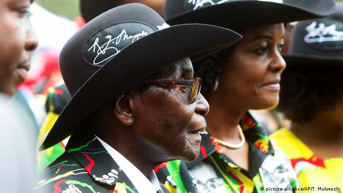 O Presidente Robert Mugabe e a primeira-dama Grace Mugabe durante as comemorações deste sábado
