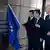 EU-Kommissionspräsident José Manuel Barroso, EU-Ratspräsident Nicolas Sarkozy und der Präsident des EU-Parlaments Hans-Gert Pöttering mit Europaflagge