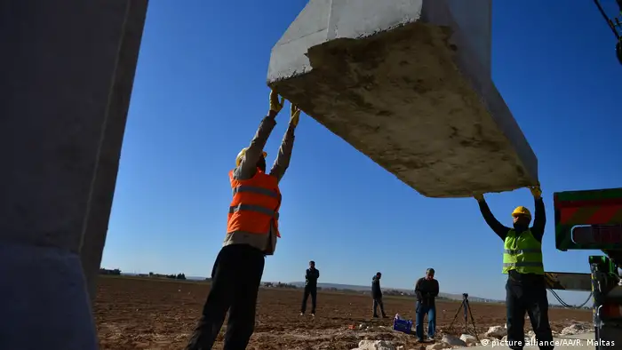 Mauerbau an der Grenze zwischen Syrien und Türkei (picture alliance/AA/R. Maltas )