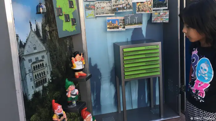 Niños mirando un stand sobre Alemania.