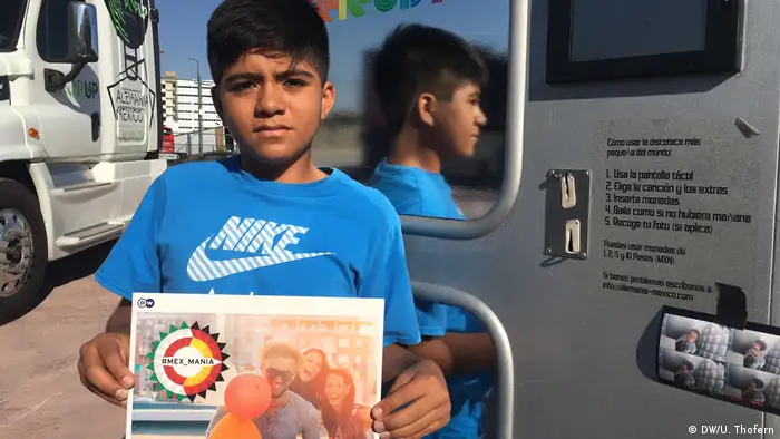 Niño con el logo de Mexmania