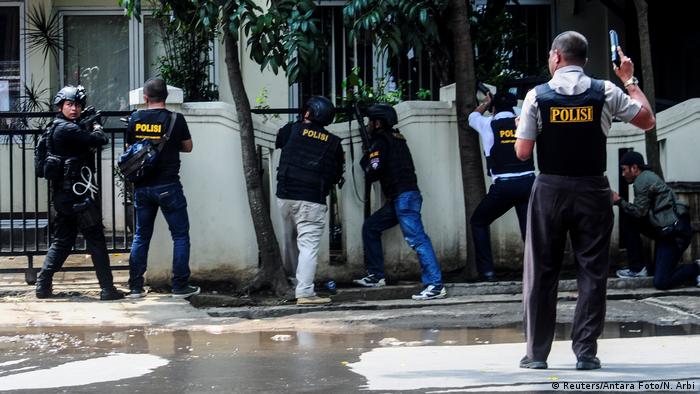 Indonesien Polizeieinsatz nach einer Explosion in Bandung (Reuters/Antara Foto/N. Arbi)