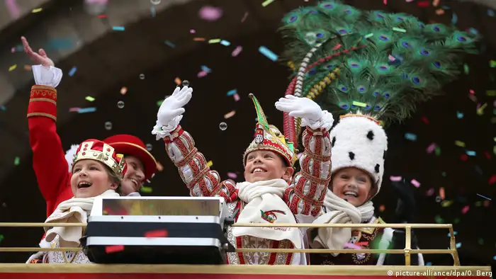 Deutschland Rosenmontagszug Köln 2017 (picture-alliance/dpa/O. Berg)