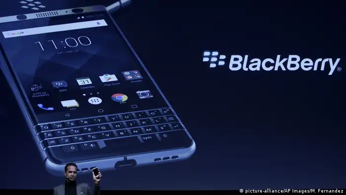 Модель смартфона BlackBerry KEYone в Барселоне