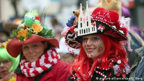 People in costumes at the Rosenmonday carnival parades in Cologne, Germany (picture-alliance/dpa/O. Berg)