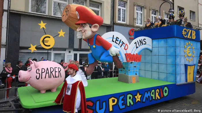 Mario Draghi en el desfile de Carnaval en Colonia 2017 (picture-alliance/dpa/O. Berg)