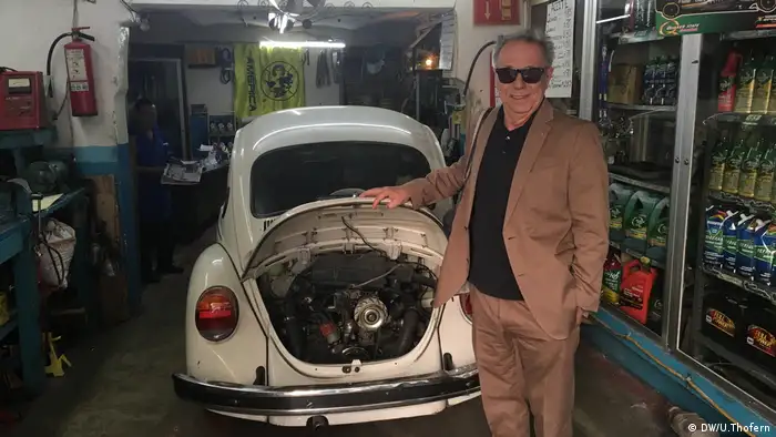 Berlinale-Chef Dieter Kosslick mit altem VW in Werkstatt in Zentral Mexiko DF. (DW/U.Thofern)