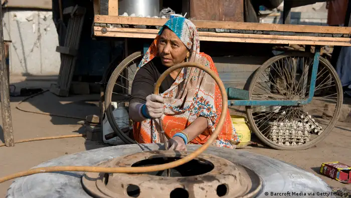 A Female Mechanic At Asia's Largest Trucking Halt Point In Delhi (Barcroft Media via Getty Images)