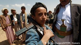 Ein Kindersoldaten trägt stolz sein Maschinengewehr über seiner Schulter. (Foto: Getty Images/AFP/M. Huwais)