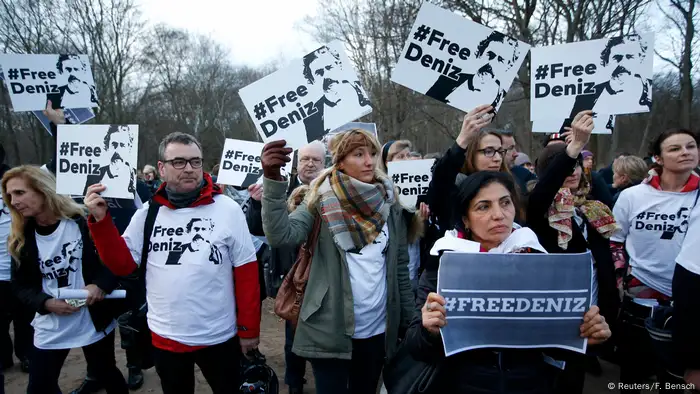 Deutschland | Demo für die Freilassung von Welt-Korrespondent Deniz Yücel