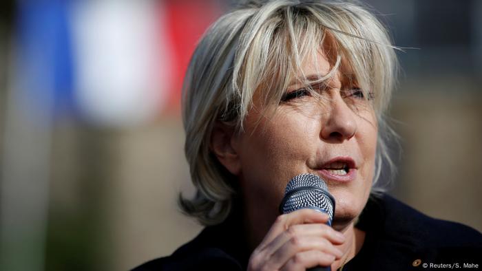El Parlamento Europeo retiró hoy la inmunidad a la eurodiputada y candidata presidencial francesa del partido populista de extrema derecha Frente Nacional. Marine Le Pen es investigada por colgar fotos de víctimas de la milicia terrorista Estado Islámico en Twitter. El retiro de la inmunidad permite que una corte de París presente cargos en su contra. (2.03.2017)