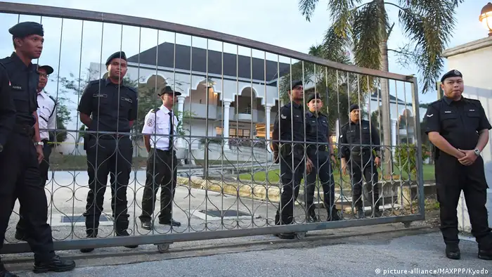 Malasia emitió hoy una orden de arresto de un empleado de la aerolínea norcoreana Air Koryo y que relaciona con el asesinato de Kim Jong-nam, hermano del líder de Corea del Norte, Kim Jong-un. (3.03.3017)