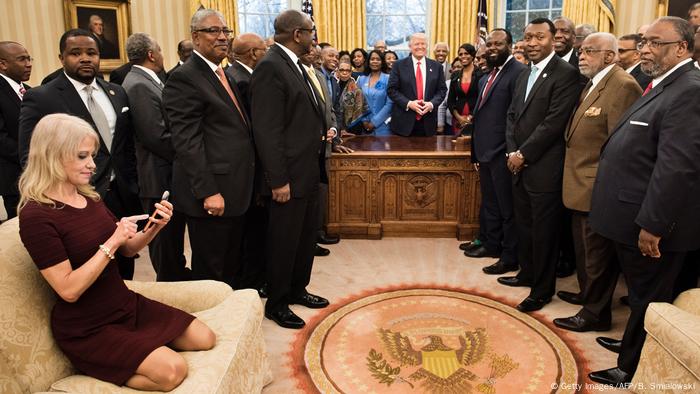 USA Kellyanne Conway beim Empfang im Oval Office (Getty Images/AFP/B. Smialowski)