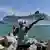 Mulher acena para navio de cruzeiro em Cuba