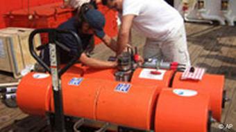 Deutsche Techniker bereiteten am 15. November 2005 auf dem Forschungsschiff 'Sonne' einen Seismographen für das Frühwarnsystem vor (Foto: AP)