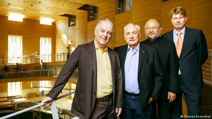 Gemeinsam stark: Daniel Barenboim mit Fran Gehry, Yasuhisa Toyota und Ole Bækhøj (von links nach rechts)