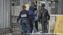 French police officers control street in the Jaures refugees camp dismantelment in Paris, France, on 31 October 2016. (Photo by Julien Mattia/NurPhoto) | Keine Weitergabe an Wiederverkäufer.