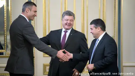 Außenminister Gabriel in der Ukraine (picture alliance/dpa/B. von Jutrczenka)
