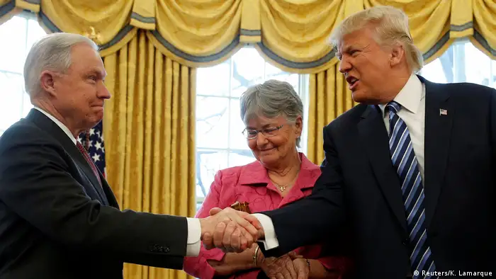 USA Vereidigung Jeff Sessions als Justizminister | mit Donald Trump (Reuters/K. Lamarque)