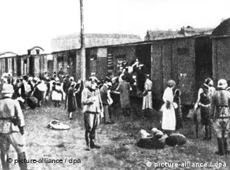 Juden aus dem Warschauer Getto werden im Sommer 1942 in Güterwaggons verladen und in das Vernichtungslager Treblinka verfrachtet