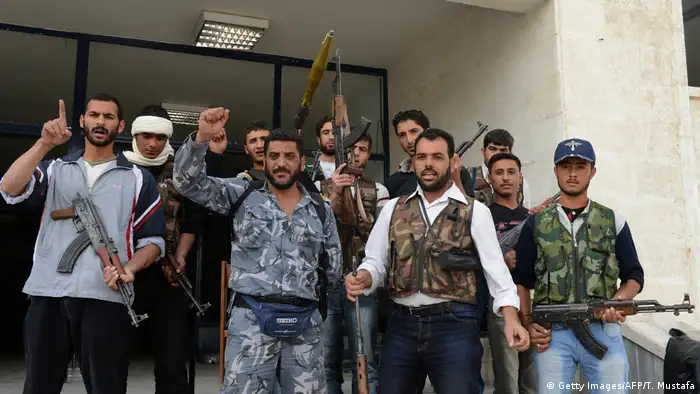 العقيد يوسف الجادر المعروف بـ أبو فرات، برز اسمه كقائد للجيش الحر في حلب وبمواقفه المعتدلة حيث كان يرثي الضحايا من الجانبين، وله مواقف تؤكد على وحدة السوريين. اشتهر بخطابه أثناء سيطرة الحر على مدرسة المشاة في حلب، حيث تحدث عن عبثية الحرب. قتل أبو الفرات بانفجار لغم أرضي عند محاولة تفكيكه، في حين تتهم بعض الجهات المعارضة بتصفيته. 