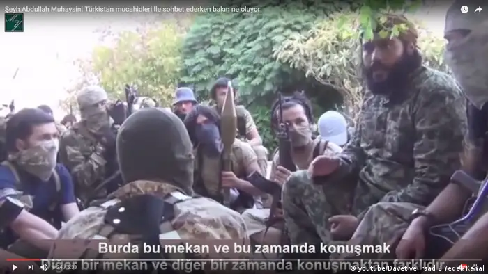عبدالله المحيسني هو داعية سعودي، ذهب إلى سوريا عام 2013 و بدأ نشاطه كمقاتل مستقل وقاض شرعي يحكم بين الفصائل المختلفة في سوريا مثل تنظيم داعش وجبهة النصرة وأحرار الشام. لكن في فبراير 2014 بدأ يتخذ مواقف حادة وسلبية تجاه تنظيم داعش و بدأ يميل إلى جبهة النصرة. أصيب أكثر من مرة في عدة معارك.
