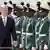 Militärischer Empfang für den deutschen Bundespräsidenten in Nigeria: Köhler schreitet eine Militärparade ab (Foto: dpa)
