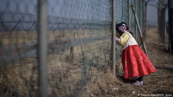Nordkorea Südkorea demilitarisierte Zone | Grenzzaun, Mädchen (Getty Images/AFP/E. Jones)