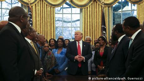 USA Trump Treffen mit afroamerikanischen Universitätsvertretern (picture-alliance/dpa/A. Guerrucci)