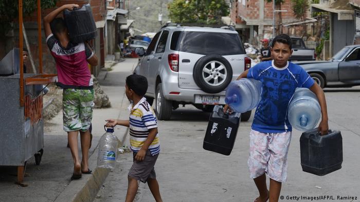 Los camiones cisterna no son la solución para la falta de agua en Venezuela, dijo experto.