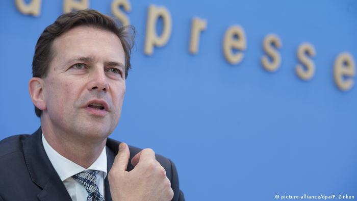 Сътрудник на правителствения говорител на канцлерката Меркел е предавал информация