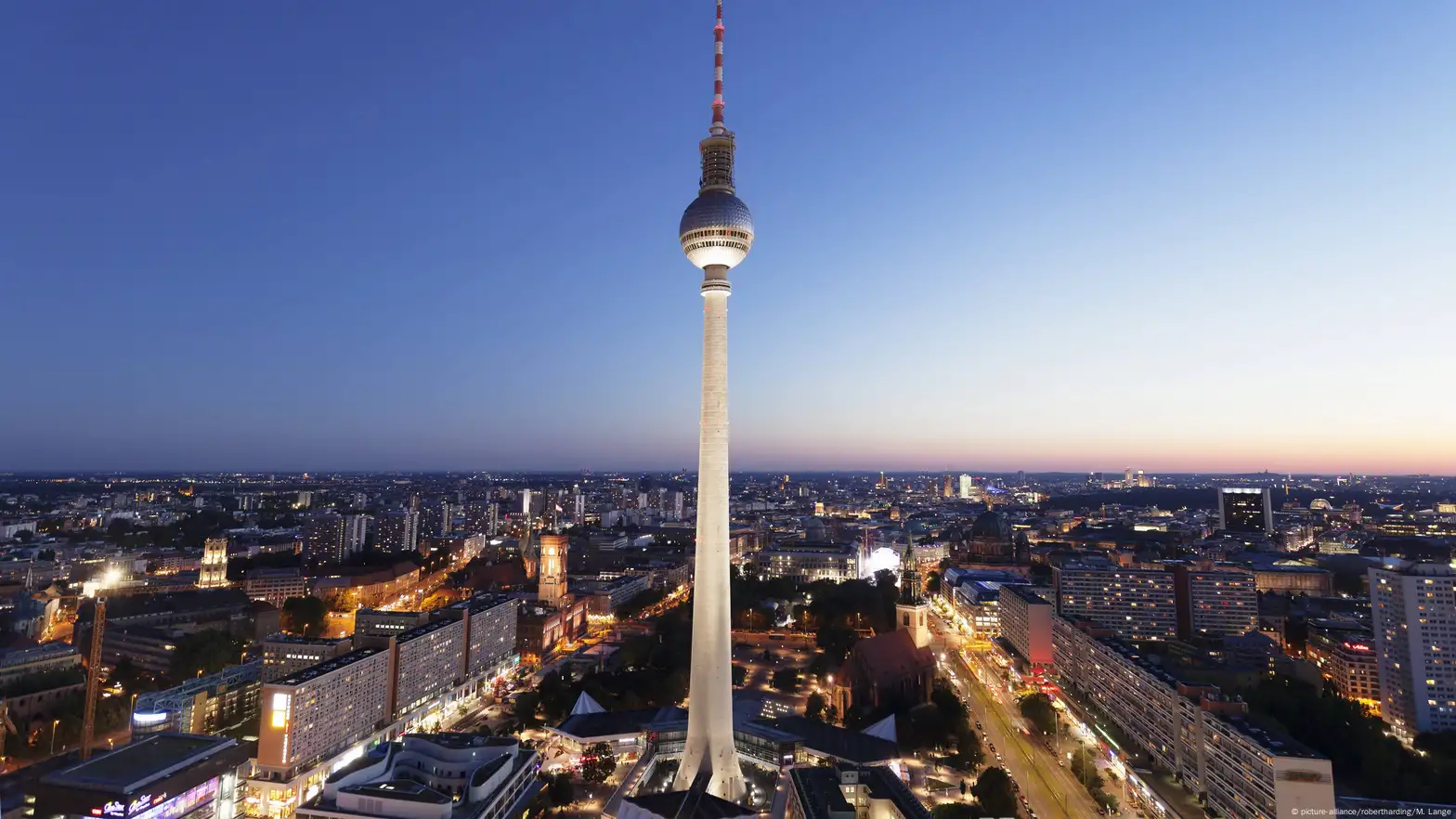 Berlin TV Tower turns 50 – DW – 10/03/2019