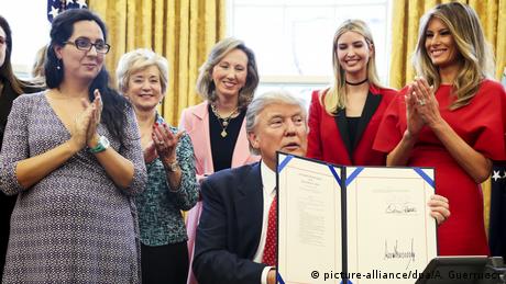 United States President Donald Trump shows the H.R. 255 executive to increase women's participation in STEM fields through programs at NASA and the National Science Foundation (picture-alliance/dpa/A. Guerrucci)