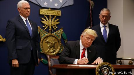 USA Trump signiert Durchführungsbeschluss zum Einreiseverbot (Reuters/C. Barria)
