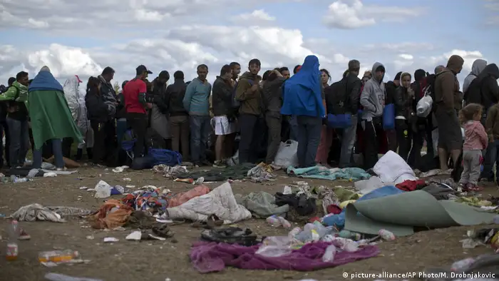 Ungarn - Flüchtlinge auf dem Weg zu einem Gefängnislager in Roszke