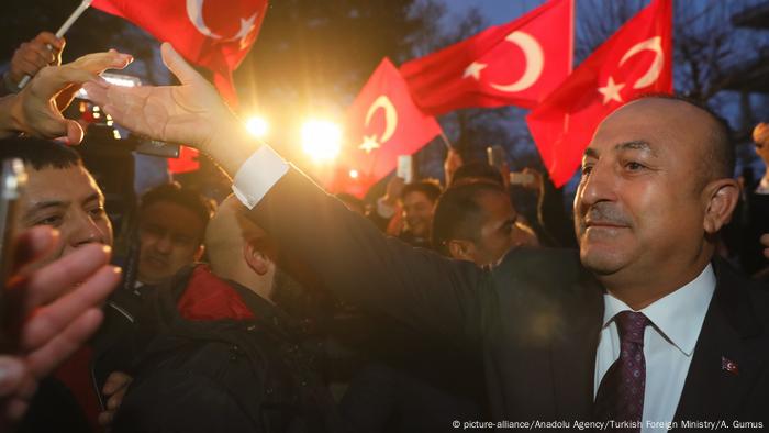 Deutschland türkischer Außenminister Mevlüt Cavusoglu in Hamburg (picture-alliance/Anadolu Agency/Turkish Foreign Ministry/A. Gumus)